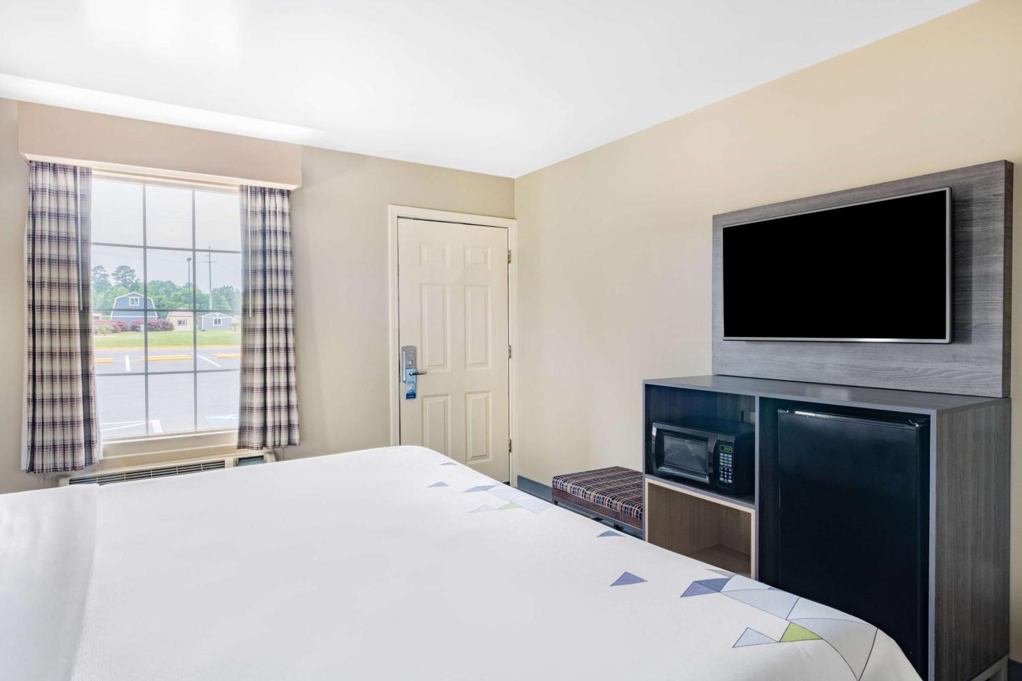 Baymont By Wyndham Commerce Ga Near Tanger Outlets Mall Exterior photo